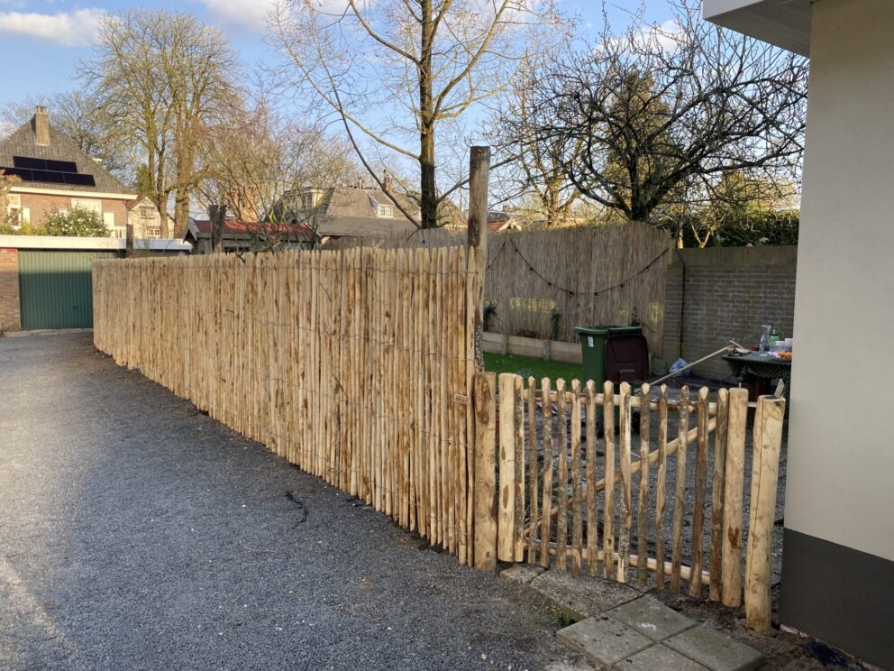 Frans schapenhek katanje 175 cm hoog, latafstand 2 cm, kastanje paal 250 cm lang, diameter 7/9 cm, gepunt, kastanje paal 300 cm lang, diameter 10/12 cm, gepunt, RVS schroeven 4,5 x 60, 100 stuks inclusief bitje, schapenhek poort kastanje enkel, 120B x 100H (linksdraaiend)