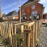 Frans schapenhek kastanje 80 cm hoog, latafstand 8 cm, 10m rol, kastanje paal 150/160 cm lang, diameter 7/9 cm, kastanje paal 150/160 cm lang. diameter 10/12 cm, gepunt, kastanje paal 150/160 cm lang, diameter 10/12 cm, gepunt, RVS schroeven, 4,5 x 60, 100 stuks inclusief bitje