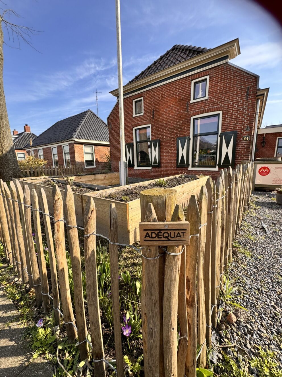 Frans schapenhek kastanje 80 cm hoog, latafstand 8 cm, 10m rol, kastanje paal 150/160 cm lang, diameter 7/9 cm, kastanje paal 150/160 cm lang. diameter 10/12 cm, gepunt, kastanje paal 150/160 cm lang, diameter 10/12 cm, gepunt, RVS schroeven, 4,5 x 60, 100 stuks inclusief bitje