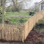 Frans schapenhek 100 cm hoog, latafstand 4 cm, kastanje paal 150/160 cm lang, diameter 7/9 cm, gepunt en kastanje paal 175 cm lang, diameter 10/12 cm, gepunt