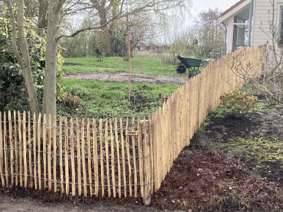 Frans schapenhek 100 cm hoog, latafstand 4 cm, kastanje paal 150/160 cm lang, diameter 7/9 cm, gepunt en kastanje paal 175 cm lang, diameter 10/12 cm, gepunt