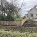 Frans schapenhek 100 cm hoog, latafstand 4 cm, kastanje paal 150/160 cm lang, diameter 7/9 cm, gepunt en kastanje paal 175 cm lang, diameter 10/12 cm, gepunt