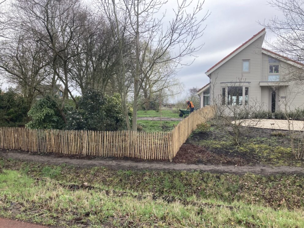 Frans schapenhek 100 cm hoog, latafstand 4 cm, kastanje paal 150/160 cm lang, diameter 7/9 cm, gepunt en kastanje paal 175 cm lang, diameter 10/12 cm, gepunt