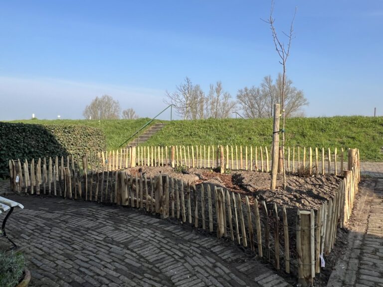 Frans schapenhek kastanje 50 cm hoog, latafstand 6 cm, 10m rol, kastanje paal 120 cm lang, diameter 7/9 cm, gepunt, kastanje paal 150/160 cm lang, diameter 10/12 cm, gepunt en raamwerkpoort kastanje enkel 80B x 50H (cm), rechtsdraaiend, kruidentuin