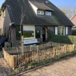 Frans schapenhek kastanje 50 cm hoog, latafstand 6 cm, 10m rol, kastanje paal 120 cm lang, diameter 7/9 cm, gepunt, kastanje paal 150/160 cm lang, diameter 10/12 cm, gepunt en raamwerkpoort kastanje enkel 80B x 50H (cm), rechtsdraaiend, kruidentuin