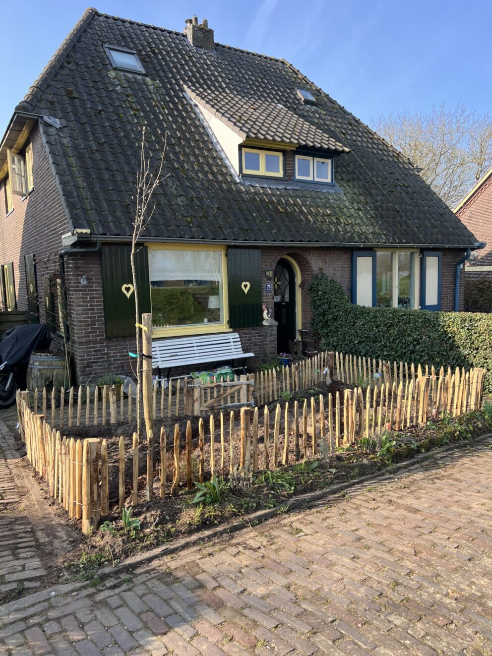 Frans schapenhek kastanje 50 cm hoog, latafstand 6 cm, 10m rol, kastanje paal 120 cm lang, diameter 7/9 cm, gepunt, kastanje paal 150/160 cm lang, diameter 10/12 cm, gepunt en raamwerkpoort kastanje enkel 80B x 50H (cm), rechtsdraaiend, kruidentuin