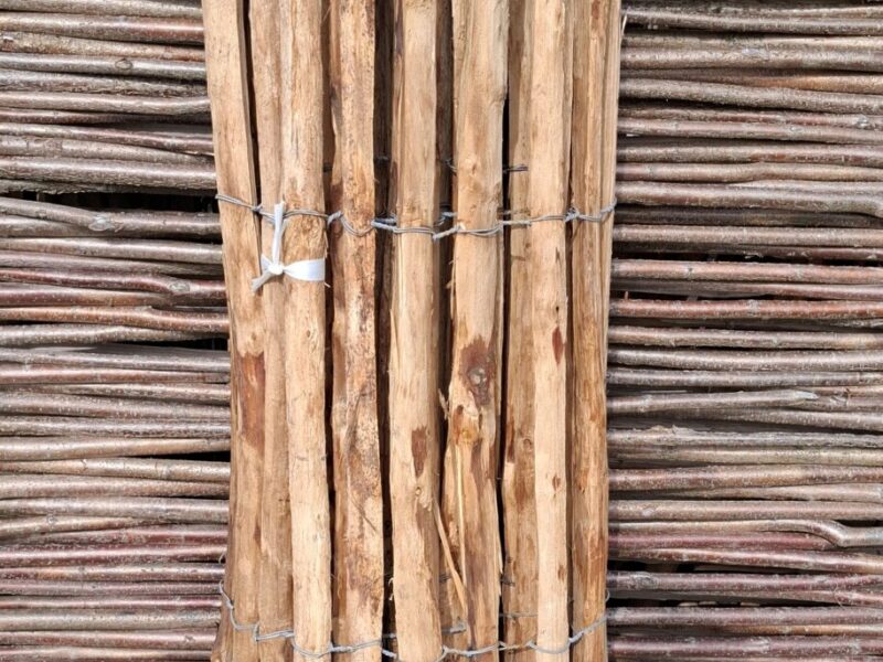 nr 168 Frans schapenhek kastanje 175 cm hoog - latafstand 4 cm - reststuk 270 cm - 2 latjes stuk