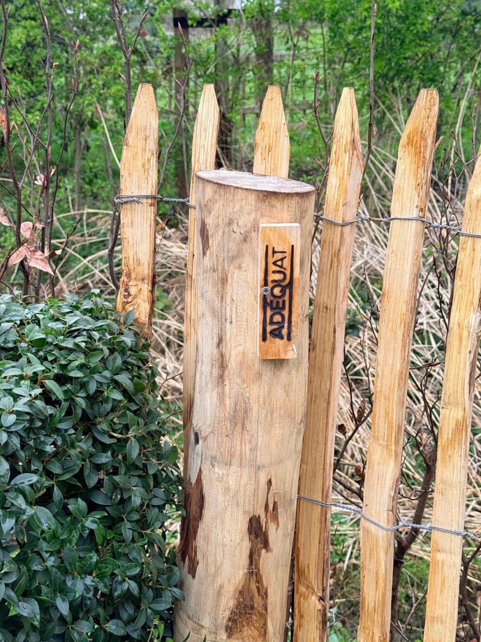 Frans schapenhek kastanje 100 cm hoog, latafstand 4 cm, 2x5 meter rol, kastanje paal 150/160 cm lang, diameter 7/9 cm, gepunt en kastanje paal 175 cm lang, diameter 10/12 cm, gepunt