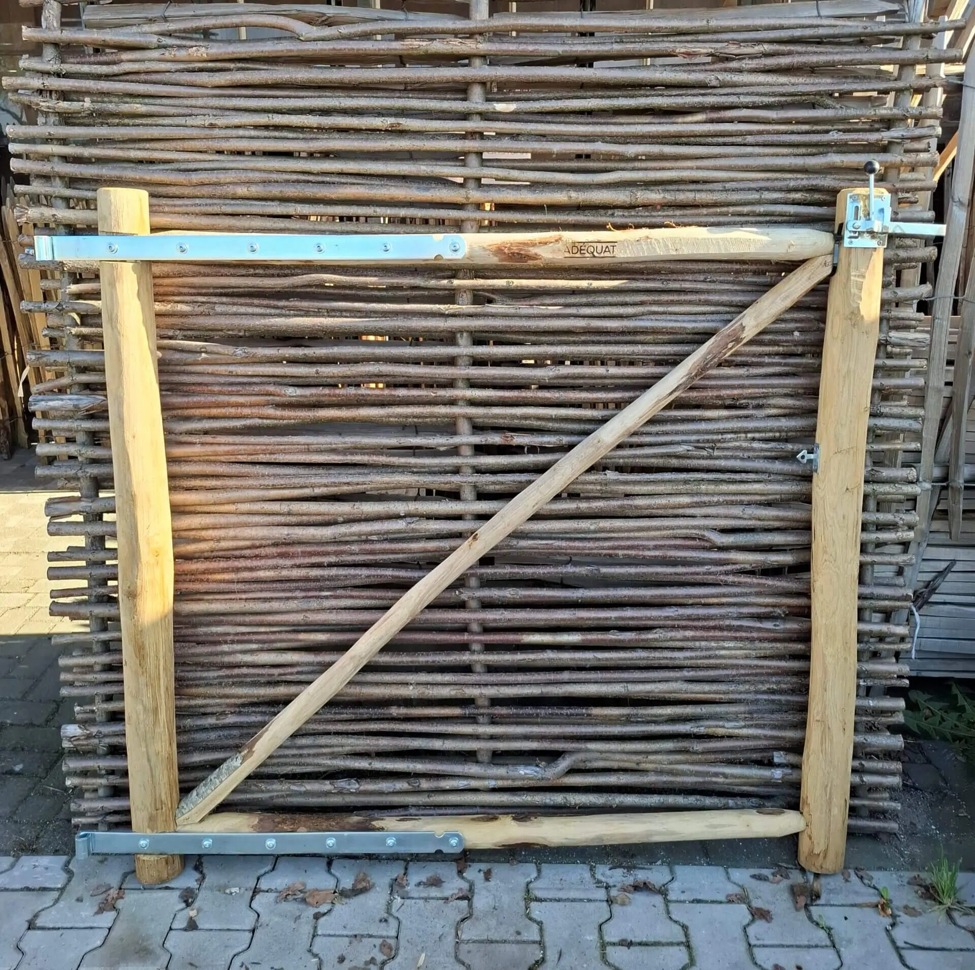 Nr 16 Raamwerkpoort kastanje. 150B x 140H. Rechtsdraaiend