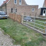 Frans schapenhek kastanje 100 cm hoog, latafstand 4 cm, 2x5 meter rol, kastanje balk rustiek bezaagd (16x16x200 cm), kastanje paal 200 cm lang, diameter 13-16 cm, gepunt, kastanje paal 200 cm lang, diameter 7-9 cm, gepunt, kastanje balk gezaagd (12x12x250 cm) en kastanje plank gezaagd (3x15x250 cm)