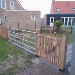 Frans schapenhek kastanje 100 cm hoog, latafstand 4 cm, 2x5 meter rol, kastanje balk rustiek bezaagd (16x16x200 cm), kastanje paal 200 cm lang, diameter 13-16 cm, gepunt, kastanje paal 200 cm lang, diameter 7-9 cm, gepunt, kastanje balk gezaagd (12x12x250 cm) en kastanje plank gezaagd (3x15x250 cm)
