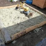 Robinia paal 400 cm lang, diameter 16-18 cm, geschuurd, robinia paal 300 cm lang, diameter 16-18 cm en robinia paal 250 cm lang, diameter 12-14 cm, geschild en gepunt, zandbak