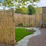 Frans schapenhek kastanje 200 cm, latafstand 2 cm, 3 meter rol, kastanje paal 300 cm lang, diameter 10/12 cm, gepunt en kastanje paal 300 cm lang, diameter 7/9 cm, gepunt