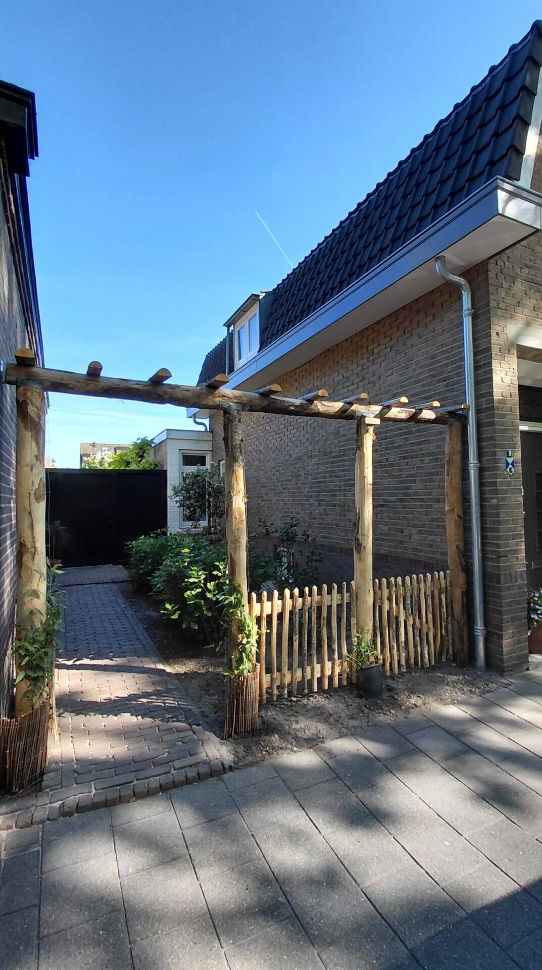 Kastanje rasterlat, halfrond en gepunt, 80 cm lang, kastanje paal 250 cm lang, diameter 13/16 cm, ongepunt en halfronde kastane paal 400 cm lang, diameter 7/9 cm, pergola