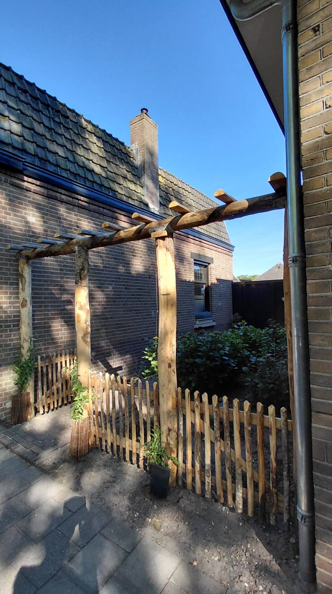 Kastanje rasterlat, halfrond en gepunt, 80 cm lang, kastanje paal 250 cm lang, diameter 13/16 cm, ongepunt en halfronde kastane paal 400 cm lang, diameter 7/9 cm, pergola