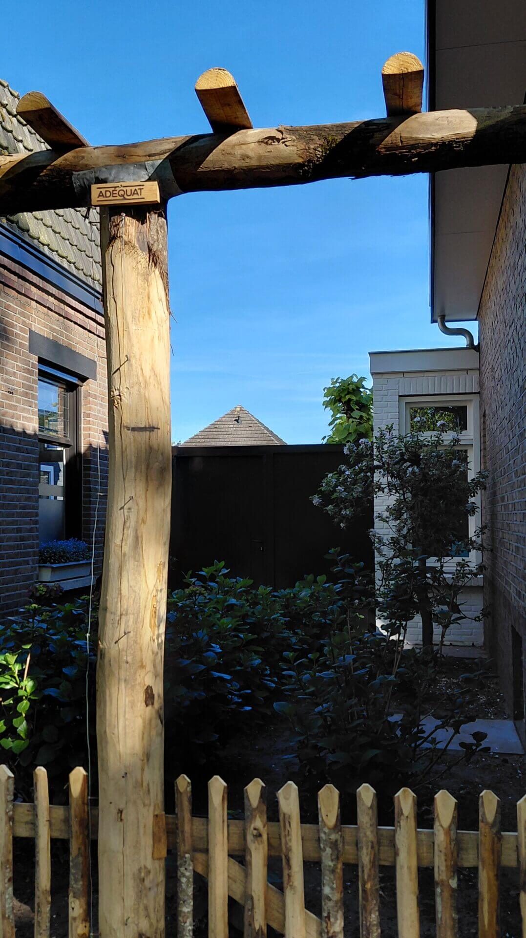 Kastanje rasterlat, halfrond en gepunt, 80 cm lang, kastanje paal 250 cm lang, diameter 13/16 cm, ongepunt en halfronde kastane paal 400 cm lang, diameter 7/9 cm, pergola