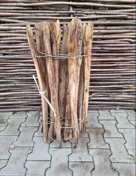 Nr 132 Schapenhek kastanje 80 cm hoog, latafstand 8 cm. Lengte 420 cm. 2 latten stuk.