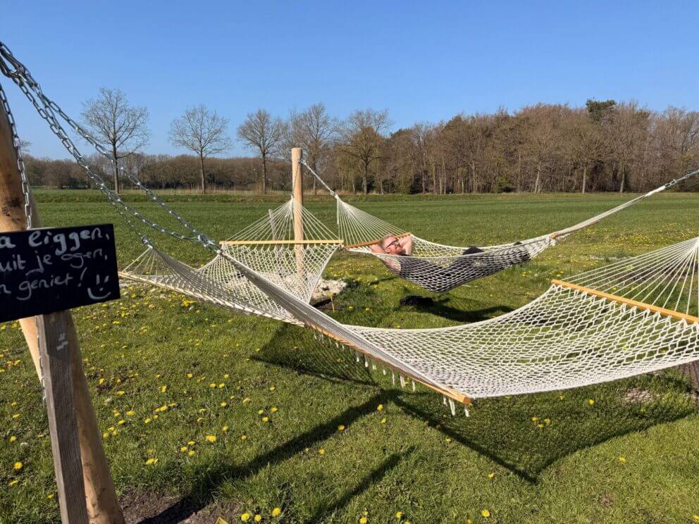 Robinia paal 400 cm lang, diameter 13/15 cm en robinia paal 300 cm, 13/15 cm, geschuurd, hangmat