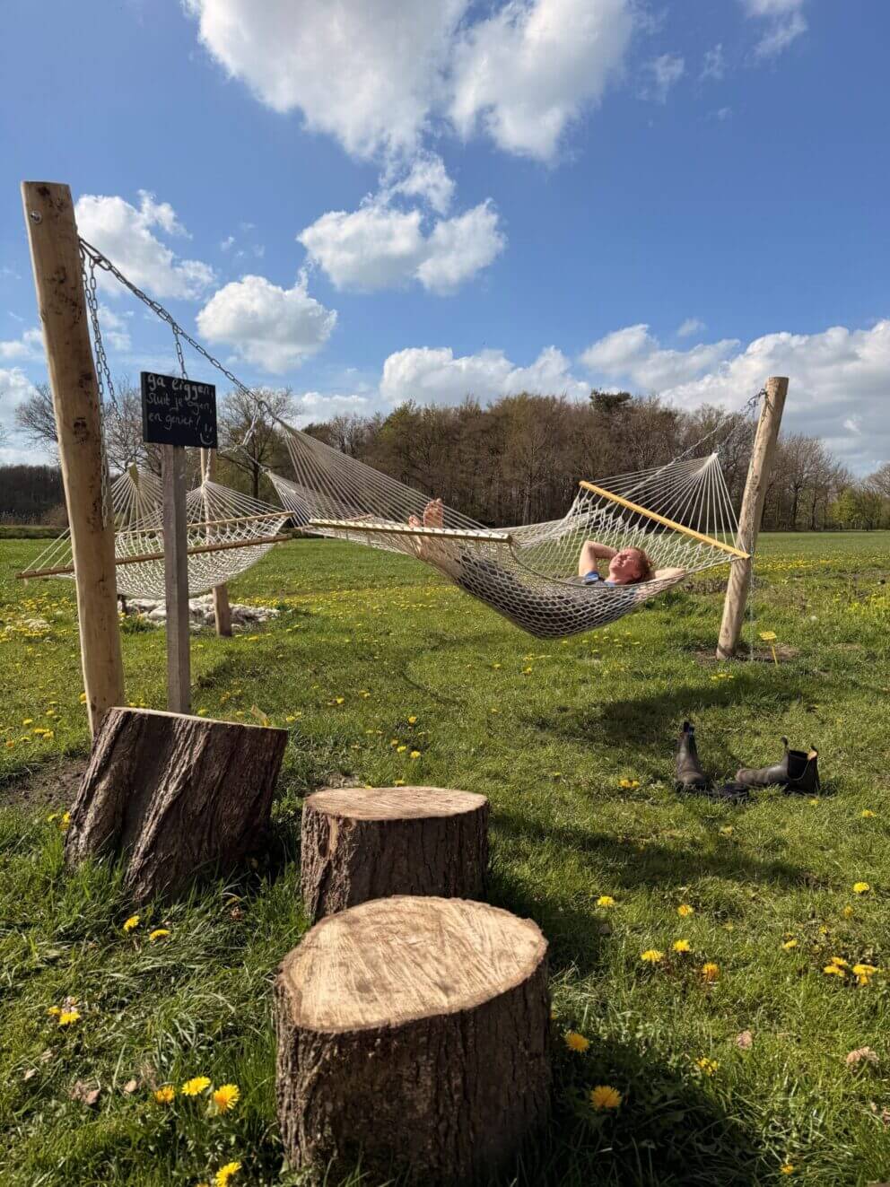 Robinia paal 400 cm lang, diameter 13/15 cm en robinia paal 300 cm, 13/15 cm, geschuurd, hangmat