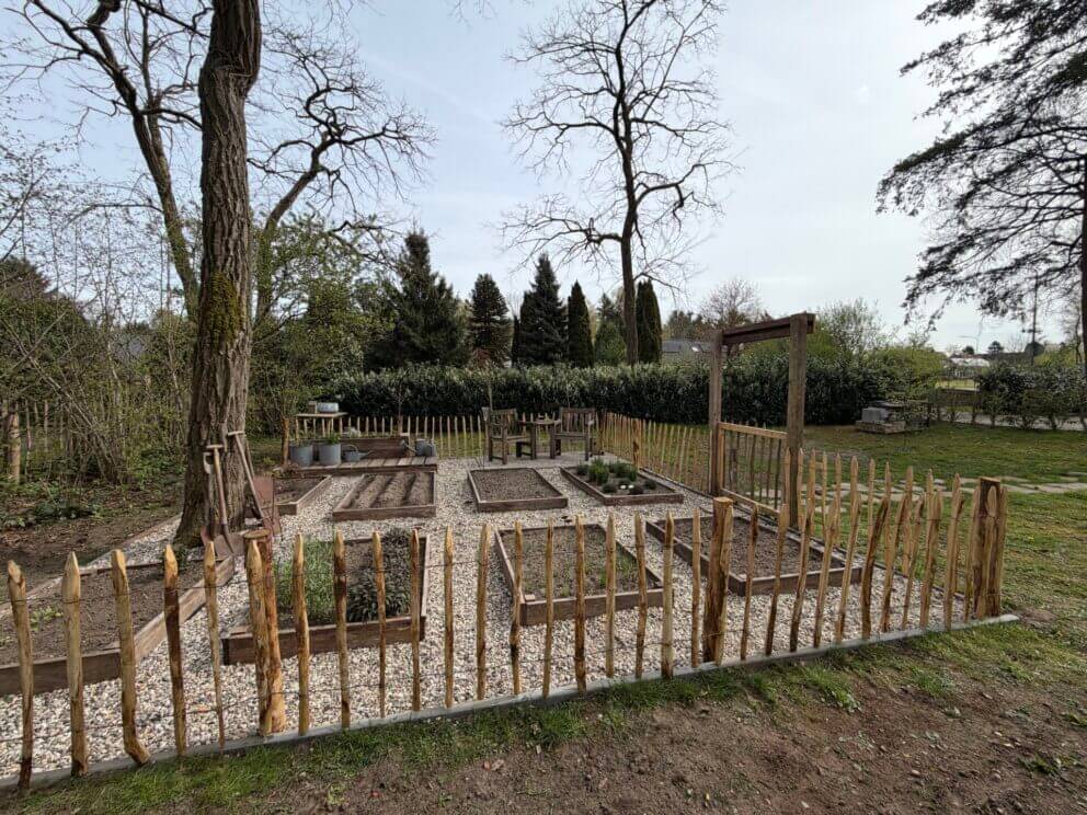 Frans schapenhek kastanje 80 cm hoog, latafstand 10 cm, 10 meter rol, kastanje paal 120 cm lang, diameter 7/9 cm, gepunt en RVS schroeven 4,5 x 60, 100 stuks inclusief bitje