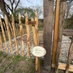 Frans schapenhek kastanje 80 cm hoog, latafstand 10 cm, 10 meter rol, kastanje paal 120 cm lang, diameter 7/9 cm, gepunt en RVS schroeven 4,5 x 60, 100 stuks inclusief bitje