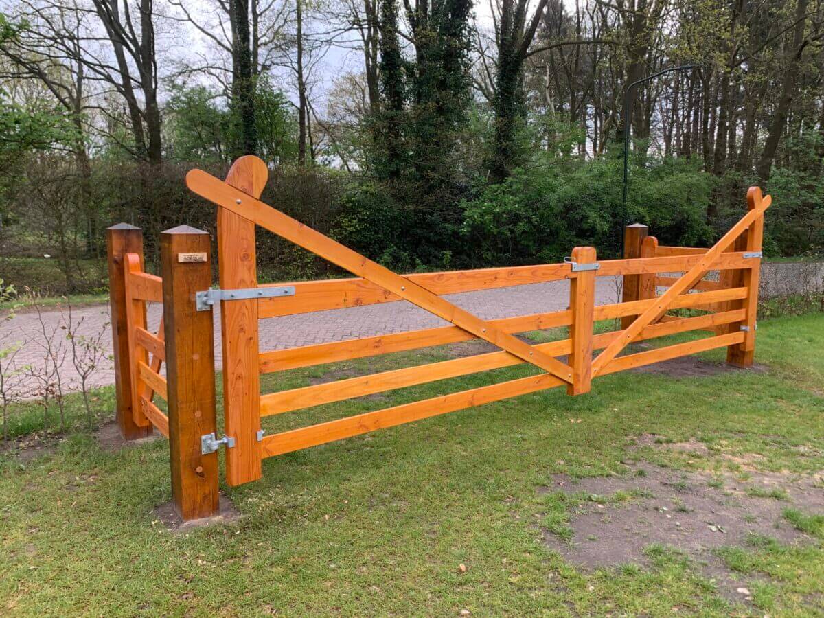 Nederlandse poort trekboom douglas dubbel 300B x 120H (cm), hang-en sluitwerkset Engelse en Nederlandse dubbele poort, eiken plantpaal 20x20x210 cm met diamantkop, bodemblok Nederlandse poort (20 x 20), verstelbare duim voor Engels en Nederlandse poort en Nederlandse poort douglas (op maat gemaakt)