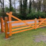 Nederlandse poort trekboom douglas dubbel 300B x 120H (cm), hang-en sluitwerkset Engelse en Nederlandse dubbele poort, eiken plantpaal 20x20x210 cm met diamantkop, bodemblok Nederlandse poort (20 x 20), verstelbare duim voor Engels en Nederlandse poort en Nederlandse poort douglas (op maat gemaakt)