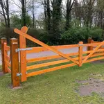 Nederlandse poort trekboom douglas dubbel 300B x 120H (cm), hang-en sluitwerkset Engelse en Nederlandse dubbele poort, eiken plantpaal 20x20x210 cm met diamantkop, bodemblok Nederlandse poort (20 x 20), verstelbare duim voor Engels en Nederlandse poort en Nederlandse poort douglas (op maat gemaakt)
