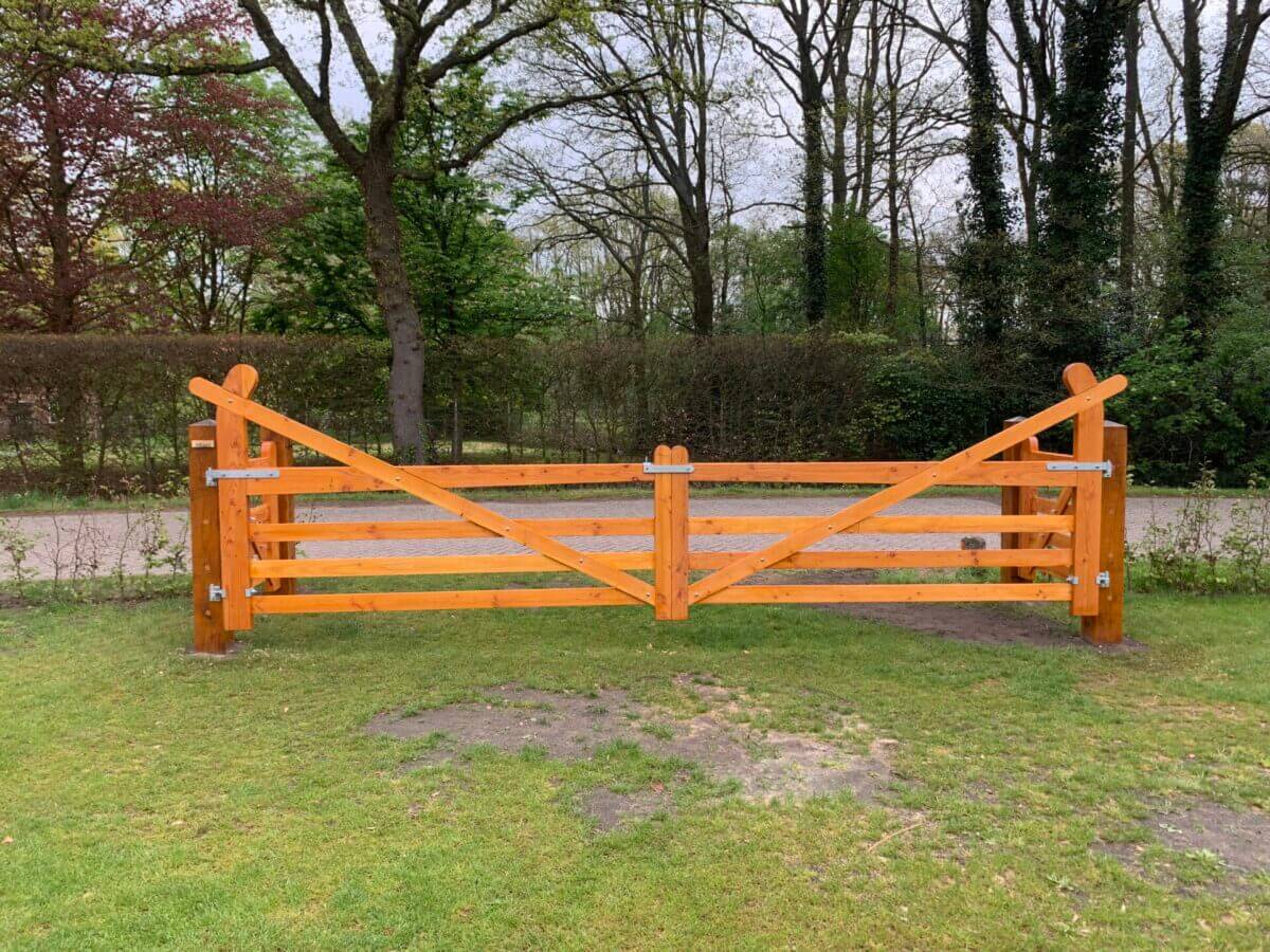 Nederlandse poort trekboom douglas dubbel 300B x 120H (cm), hang-en sluitwerkset Engelse en Nederlandse dubbele poort, eiken plantpaal 20x20x210 cm met diamantkop, bodemblok Nederlandse poort (20 x 20), verstelbare duim voor Engels en Nederlandse poort en Nederlandse poort douglas (op maat gemaakt)