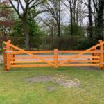 Nederlandse poort trekboom douglas dubbel 300B x 120H (cm), hang-en sluitwerkset Engelse en Nederlandse dubbele poort, eiken plantpaal 20x20x210 cm met diamantkop, bodemblok Nederlandse poort (20 x 20), verstelbare duim voor Engels en Nederlandse poort en Nederlandse poort douglas (op maat gemaakt)