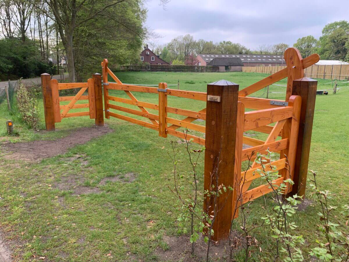 Nederlandse poort trekboom douglas dubbel 300B x 120H (cm), hang-en sluitwerkset Engelse en Nederlandse dubbele poort, eiken plantpaal 20x20x210 cm met diamantkop, bodemblok Nederlandse poort (20 x 20), verstelbare duim voor Engels en Nederlandse poort en Nederlandse poort douglas (op maat gemaakt)