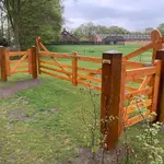 Nederlandse poort trekboom douglas dubbel 300B x 120H (cm), hang-en sluitwerkset Engelse en Nederlandse dubbele poort, eiken plantpaal 20x20x210 cm met diamantkop, bodemblok Nederlandse poort (20 x 20), verstelbare duim voor Engels en Nederlandse poort en Nederlandse poort douglas (op maat gemaakt)