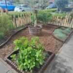 Kastanje paal 175 cm lang, diameter 10/12 cm, kastanje paal 150/160 cm lang, diameter 10/12 cm, gepunt, kastanje paal 120 cm lang, diameter 7/9 cm, gepunt en kastanje paal 100 cm, diameter 7/9 cm, gepunt, voortuin