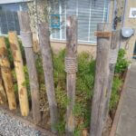 Kastanje paal 175 cm lang, diameter 10/12 cm, kastanje paal 150/160 cm lang, diameter 10/12 cm, gepunt, kastanje paal 120 cm lang, diameter 7/9 cm, gepunt en kastanje paal 100 cm, diameter 7/9 cm, gepunt, voortuin