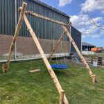 Kastanje paal 500 cm lang, diameter 13/16 cm, ongepunt, kastanje paal 400 cm lang, diameter 13/16 cm, kastanje paal 350 cm lang, diameter 13/16 cm en kastanje paal 120 cm lang, diameter 10/12 cm, gepunt, schommel