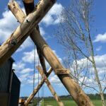 Kastanje paal 500 cm lang, diameter 13/16 cm, ongepunt, kastanje paal 400 cm lang, diameter 13/16 cm, kastanje paal 350 cm lang, diameter 13/16 cm en kastanje paal 120 cm lang, diameter 10/12 cm, gepunt, schommel