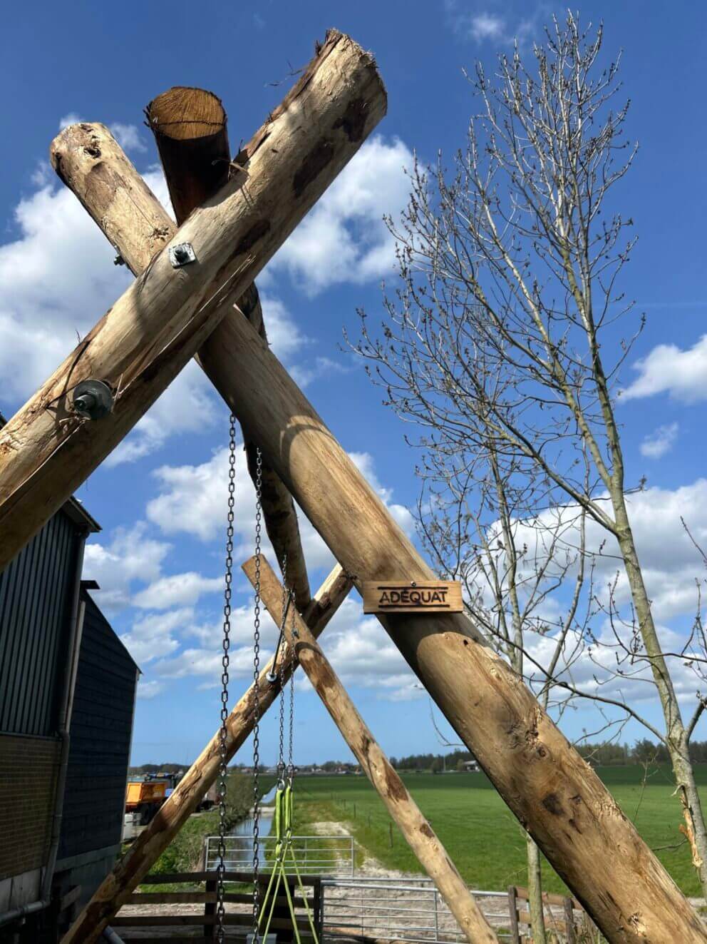 Kastanje paal 500 cm lang, diameter 13/16 cm, ongepunt, kastanje paal 400 cm lang, diameter 13/16 cm, kastanje paal 350 cm lang, diameter 13/16 cm en kastanje paal 120 cm lang, diameter 10/12 cm, gepunt, schommel