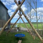 Kastanje paal 500 cm lang, diameter 13/16 cm, ongepunt, kastanje paal 400 cm lang, diameter 13/16 cm, kastanje paal 350 cm lang, diameter 13/16 cm en kastanje paal 120 cm lang, diameter 10/12 cm, gepunt, schommel