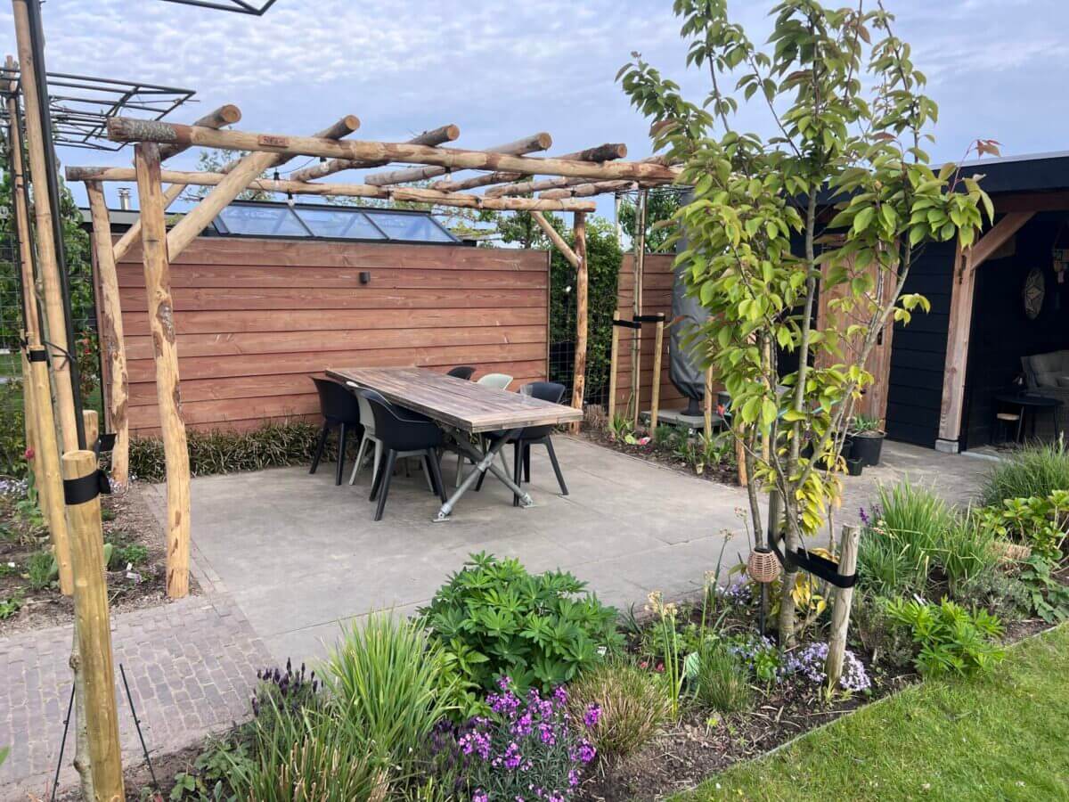 Kastanje paal 300 cm lang, diameter 10/12 cm, gepunt, kastanje paal 500 cm lang, diameter 10/12 cm, ongepunt, kastanje paal 300 cm lang, diameter 7/9, kastanje paal 200 cm lang, diameter 2/4 cm en kastanje paal 150 cm lang, diameter 2/4 cm, ongepunt, pergola