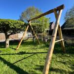 Kastanje paal 200 cm lang, diameter 13/16 cm, gepunt en kastanje paal 200 cm lang, diameter 4/6 cm, ongepunt, schommel