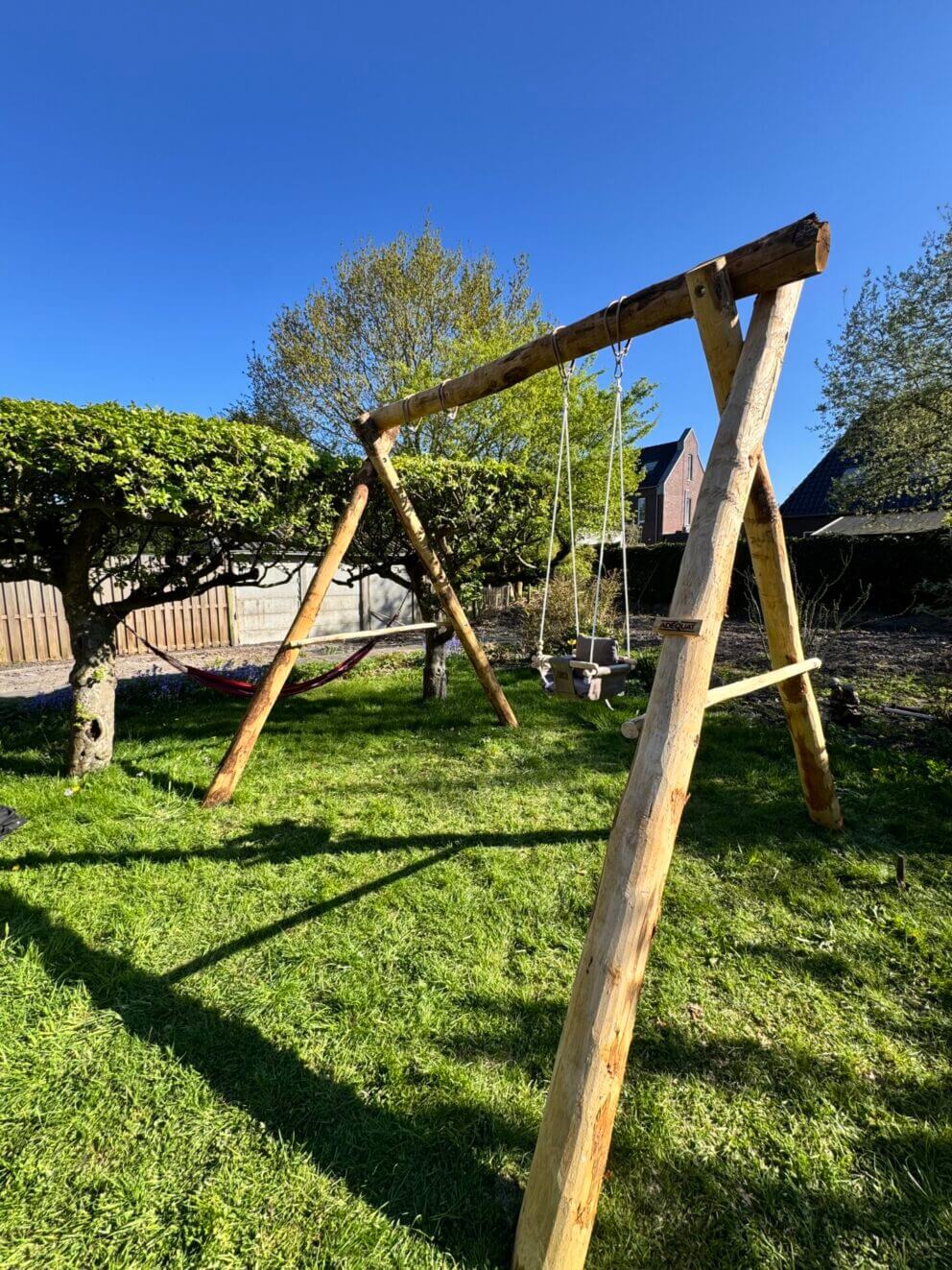 Schommel gemaakt van kastanje palen