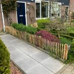 Frans schapenhek kastanje 50 cm hoog, latafstand 4 cm, kastanje paal 100 cm lang, diameter 7/9 cm, gepunt en schapenhek poort kastanje enkel, 80B x 50H (cm)