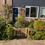 Frans schapenhek kastanje 50 cm hoog, latafstand 4 cm, kastanje paal 100 cm lang, diameter 7/9 cm, gepunt en schapenhek poort kastanje enkel, 80B x 50H (cm)