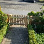 Kastanje paal 100 cm lang, diameter 7/9 cm, gepunt en schapenhek poort kastanje enkel, 80B x 50H (cm)