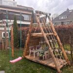 Kastanje paal 250 cm lang, diam. 7-9 cm, gepunt, HALFRONDE Kastanje paal 200 cm lang, diam. 7-9 cm, Kastanje plank gezaagd - 3x20x250 cm, Kastanje paal 100 cm lang, diam. 7-9 cm, gepunt, Kastanje paal 200 cm lang, diam. 7-9 cm, gepunt, Kastanje paal 300 cm lang, diam. 10-12 cm, gepunt, Kastanje paal 150/160 cm lang, diam. 7-9 cm, gepunt en Kastanje plank gezaagd - 4x20x250 cm, klimtoestel