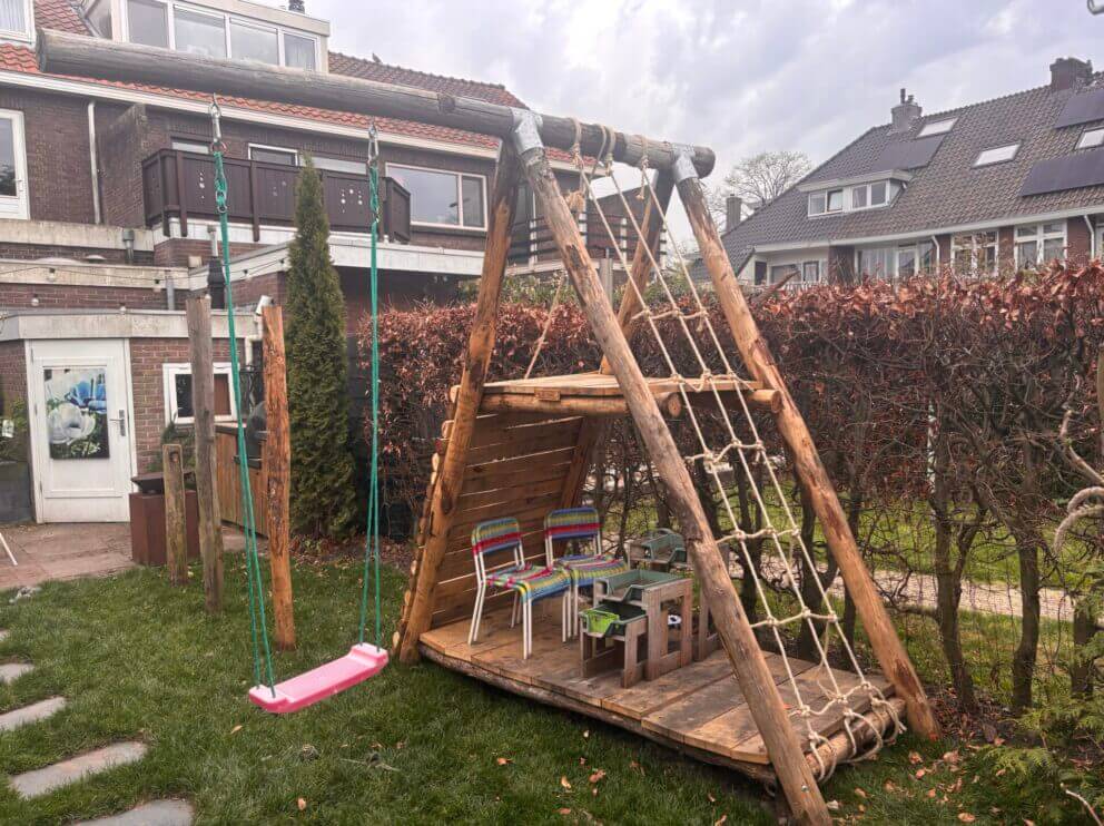 Kastanje paal 250 cm lang, diam. 7-9 cm, gepunt, HALFRONDE Kastanje paal 200 cm lang, diam. 7-9 cm, Kastanje plank gezaagd - 3x20x250 cm, Kastanje paal 100 cm lang, diam. 7-9 cm, gepunt, Kastanje paal 200 cm lang, diam. 7-9 cm, gepunt, Kastanje paal 300 cm lang, diam. 10-12 cm, gepunt, Kastanje paal 150/160 cm lang, diam. 7-9 cm, gepunt en Kastanje plank gezaagd - 4x20x250 cm, klimtoestel