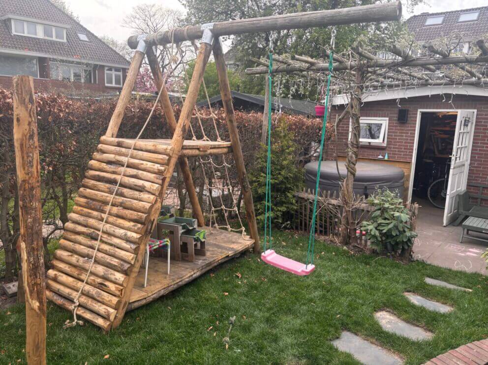Kastanje paal 250 cm lang, diam. 7-9 cm, gepunt, HALFRONDE Kastanje paal 200 cm lang, diam. 7-9 cm, Kastanje plank gezaagd - 3x20x250 cm, Kastanje paal 100 cm lang, diam. 7-9 cm, gepunt, Kastanje paal 200 cm lang, diam. 7-9 cm, gepunt, Kastanje paal 300 cm lang, diam. 10-12 cm, gepunt, Kastanje paal 150/160 cm lang, diam. 7-9 cm, gepunt en Kastanje plank gezaagd - 4x20x250 cm, klimtoestel