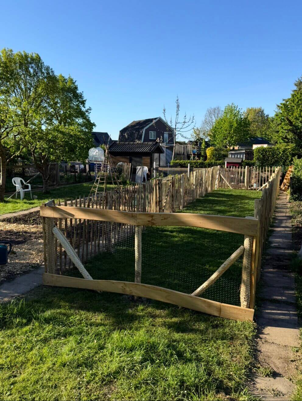 Frans schapenhek kastanje 120 cm hoog, latafstand 10 cm, 10 meter rol, schapenhek poort kastanje enkel, 100B x 120H (cm) en robinia schaaldeel geschuurd, 2,5 x 15/22 x 250, kippenren