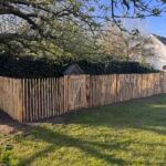 Frans schapenhek kastanje 120 cm hoog, latafstand 4 cm, kastanje paal 200 cm lang, diameter 7/9 cm, gepunt, kastanje paal 200 cm lang, diameter 10/12 cm, gepunt, RVS schroeven 4 x 5 x 60, 100 stuks inclusief bitje, palenrammer diameter 12,6 cm en schapenhek poort kastanje enkel 80B x 120H (cm)