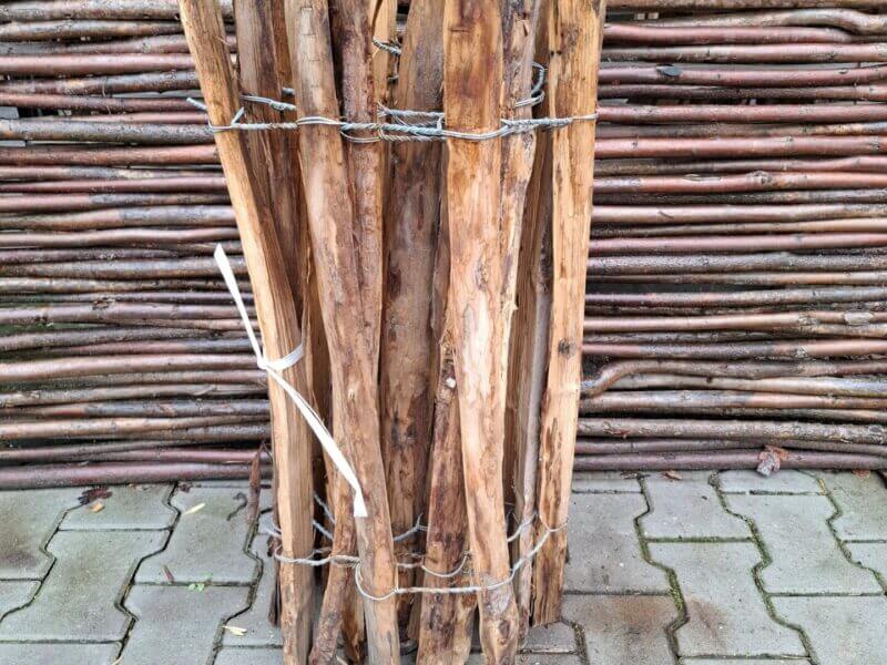 Nr 132 Schapenhek kastanje 80 cm hoog, latafstand 8 cm. Lengte 420 cm. 2 latten stuk.